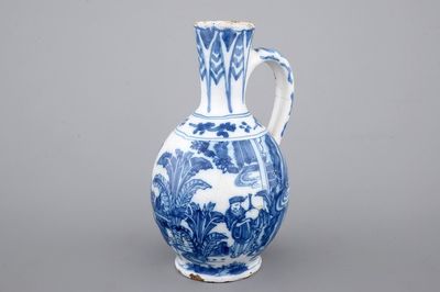 Un pichet en faïence de Delft bleu et blanc au décor de chinoiserie, 17ème siècle