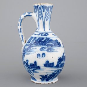 Un pichet en faïence de Delft bleu et blanc au décor de chinoiserie, 17ème siècle — photo 4