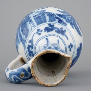 Un pichet en faïence de Delft bleu et blanc au décor de chinoiserie, 17ème siècle — photo 6