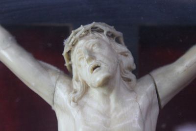 Christ en ivoire sculpté, carde en verre bombé, 19e