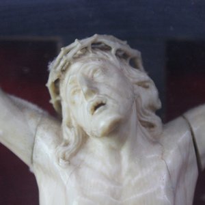 Christ en ivoire sculpté, carde en verre bombé, 19e — photo 1