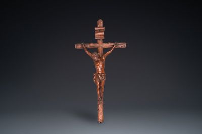 Christ sur crucifix en bois sculpté, probablement Allemagne, fin du 18ème