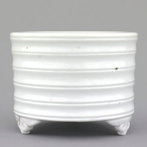 Cilindrische wierookbrander op 4 pootjes in 'blanc-de-chine', 19e eeuw — foto 1