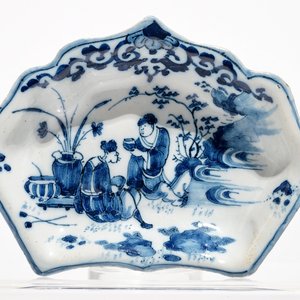 Cinq assiettes de services à mendiants en faïence de Delft bleu et blanc, 17/18ème — photo 2