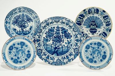 Cinq assiettes en faïence de Delft bleu et blanc, 17/18ème