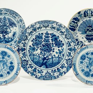 Cinq assiettes en faïence de Delft bleu et blanc, 17/18ème — photo 1