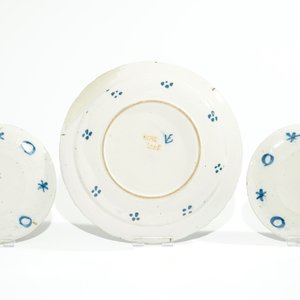 Cinq assiettes en faïence de Delft bleu et blanc, 17/18ème — photo 3