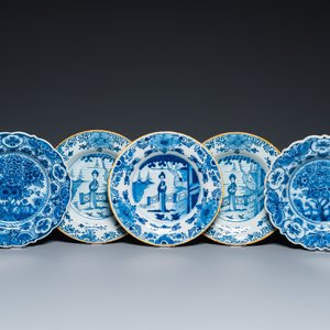 Cinq assiettes en faïence de Delft en bleu et blanc, 18ème — photo 1