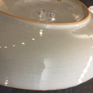 Cinq assiettes en porcelaine de Chine doucai, verte-rose et de style Imari, Kangxi/Qianlong — photo 4