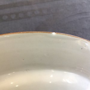 Cinq assiettes en porcelaine de Chine doucai, verte-rose et de style Imari, Kangxi/Qianlong — photo 6
