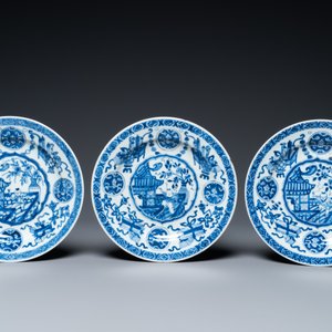 Cinq assiettes en porcelaine de Chine en bleu et blanc à décor de garçons, Kangxi — photo 2