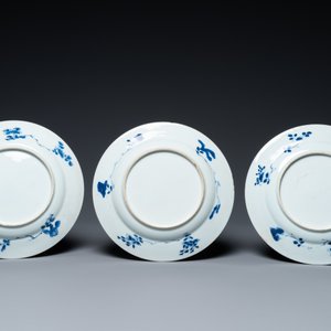 Cinq assiettes en porcelaine de Chine en bleu et blanc à décor de garçons, Kangxi — photo 3