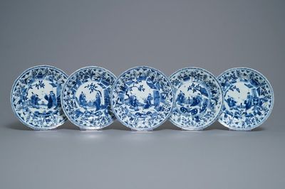 Cinq assiettes en porcelaine de Chine en bleu et blanc à décor de 'La Romance de la chambre de l'ouest', Kangxi