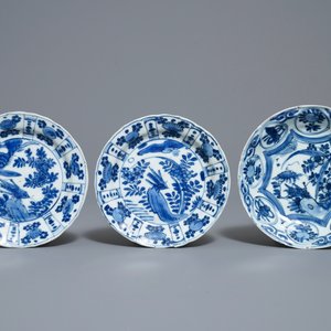Cinq assiettes en porcelaine de Chine en bleu et blanc de type kraak et ko-sometsuke, Wanli/Tianqi — photo 4