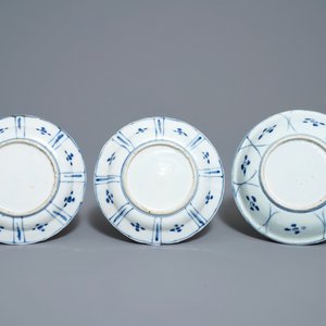 Cinq assiettes en porcelaine de Chine en bleu et blanc de type kraak et ko-sometsuke, Wanli/Tianqi — photo 5