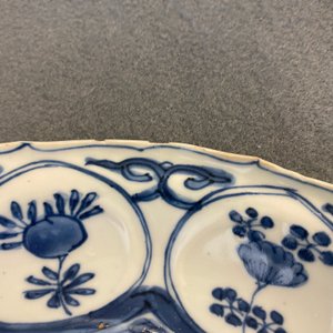 Cinq assiettes en porcelaine de Chine en bleu et blanc de type kraak, Wanli — photo 6