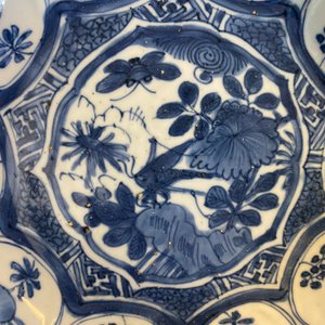 Cinq assiettes en porcelaine de Chine en bleu et blanc de type kraak, Wanli — photo 8