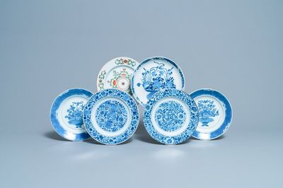 Cinq assiettes en porcelaine de Chine en bleu et blanc et une en famille verte, Kangxi
