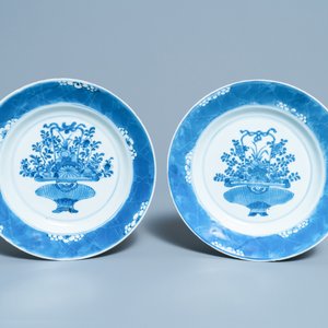 Cinq assiettes en porcelaine de Chine en bleu et blanc et une en famille verte, Kangxi — photo 4