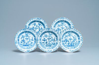 Cinq assiettes en porcelaine de Chine en bleu et blanc, Kangxi/Yongzheng