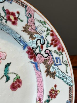Cinq assiettes en porcelaine de Chine famille rose à décor floral, Yongzheng/Qianlong — photo 13