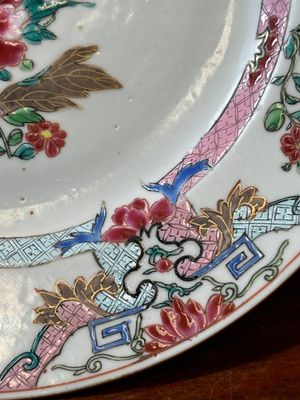 Cinq assiettes en porcelaine de Chine famille rose à décor floral, Yongzheng/Qianlong — photo 14