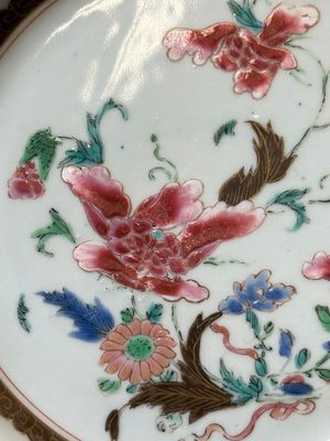 Cinq assiettes en porcelaine de Chine famille rose à décor floral, Yongzheng/Qianlong — photo 3