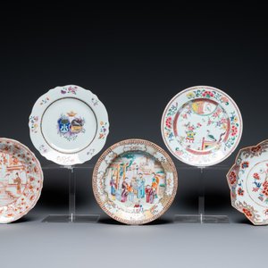 Cinq assiettes en porcelaine de Chine famille rose et en rouge de fer et doré, Kangxi/Qianlong — photo 2
