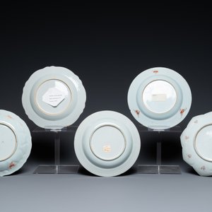 Cinq assiettes en porcelaine de Chine famille rose et en rouge de fer et doré, Kangxi/Qianlong — photo 3