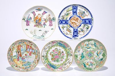 Cinq assiettes en porcelaine de Chine famille rose, incl. Canton, 19ème