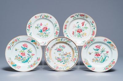 Cinq assiettes en porcelaine de Chine famille rose, Yongzheng/Qianlong