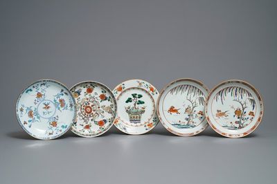 Cinq assiettes en porcelaine de Chine famille verte et doucai, Kangxi