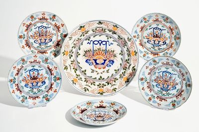Cinq assiettes et un plat en faïence de Delft polychrome aux paniers fleuris, 18ème