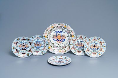 Cinq assiettes et un plat en faïence polychrome de Delft aux paniers fleuris, 18ème