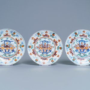 Cinq assiettes et un plat en faïence polychrome de Delft aux paniers fleuris, 18ème — photo 4