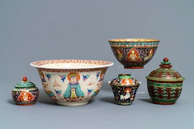 Cinq bols en porcelaine de Chine Bencharong pour le marché thai, 19ème