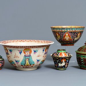 Cinq bols en porcelaine de Chine Bencharong pour le marché thai, 19ème — photo 1