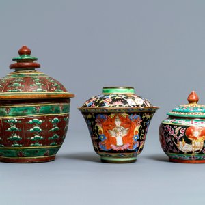 Cinq bols en porcelaine de Chine Bencharong pour le marché thai, 19ème — photo 10