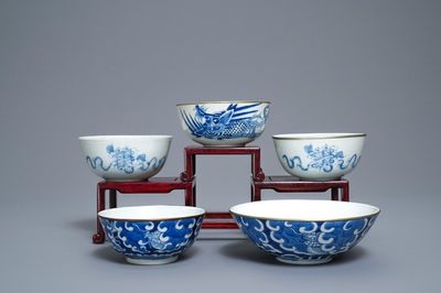 Cinq bols en porcelaine de Chine 'Bleu de Hue' pour le Vietnam, 19ème