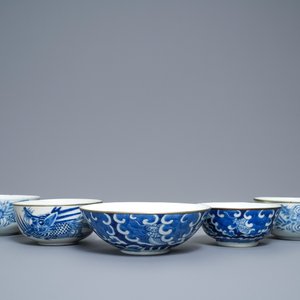 Cinq bols en porcelaine de Chine 'Bleu de Hue' pour le Vietnam, 19ème — photo 2