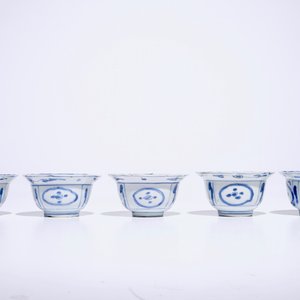 Cinq bols en porcelaine de Chine bleu et blanc de type Kraak, Ming, Wanli — photo 2