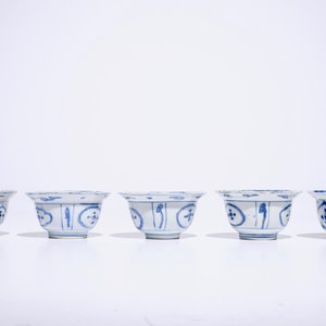 Cinq bols en porcelaine de Chine bleu et blanc de type Kraak, Ming, Wanli — photo 4