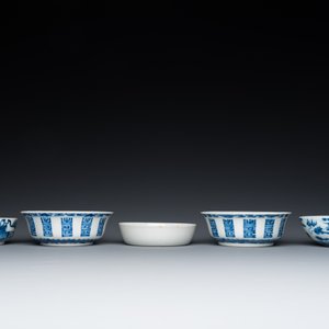 Cinq bols en porcelaine de Chine en bleu et blanc, 19/20ème — photo 2
