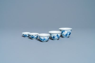 Cinq bols en porcelaine de Chine en bleu et blanc, époque Transition