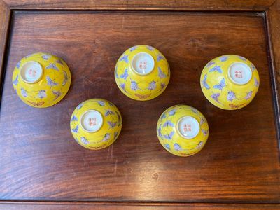 Cinq bols en porcelaine de Chine famille rose à décor de papillons sur fond jaune, marque et époque de Tongzhi — photo 3