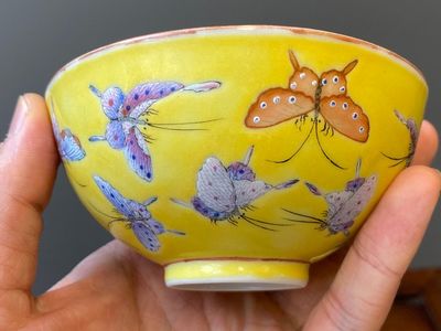 Cinq bols en porcelaine de Chine famille rose à décor de papillons sur fond jaune, marque et époque de Tongzhi — photo 9