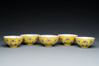 Cinq bols en porcelaine de Chine famille rose à décor de papillons sur fond jaune, marque et époque de Tongzhi