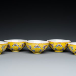 Cinq bols en porcelaine de Chine famille rose à décor de papillons sur fond jaune, marque et époque de Tongzhi — photo 1