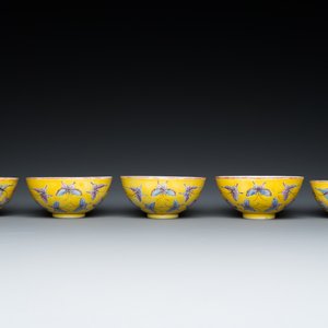 Cinq bols en porcelaine de Chine famille rose à décor de papillons sur fond jaune, marque et époque de Tongzhi — photo 2