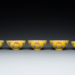 Cinq bols en porcelaine de Chine famille rose à décor de papillons sur fond jaune, marque et époque de Tongzhi — photo 3